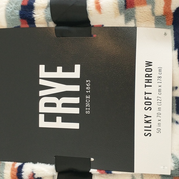 NWT Frye Southwestern Print Plush Silky Soft Throw 50x70 - Picture 2 of 6